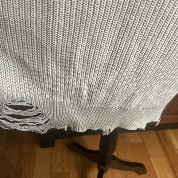 Vintage Havana Women’s Cold Shoulder Distressed Sweater - Picture 5 of 9